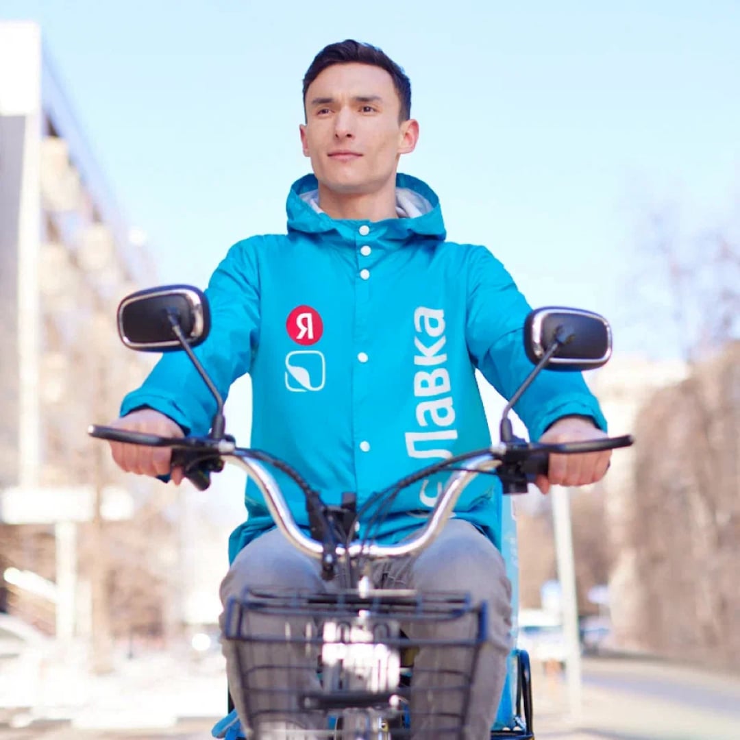 Яндекс Лавка курьер на велосипеде